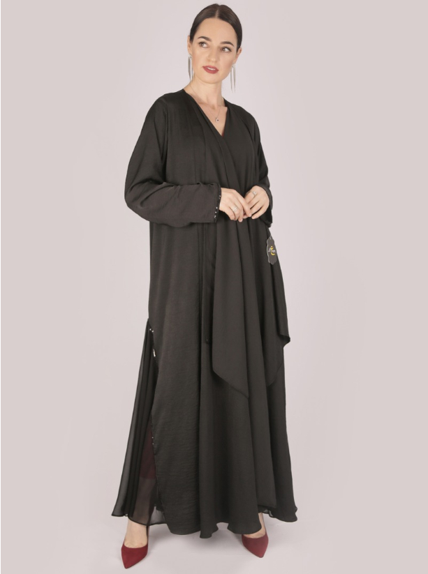 N4638 Abaya Black abaya featuring a side slit, revealing a gathered ...