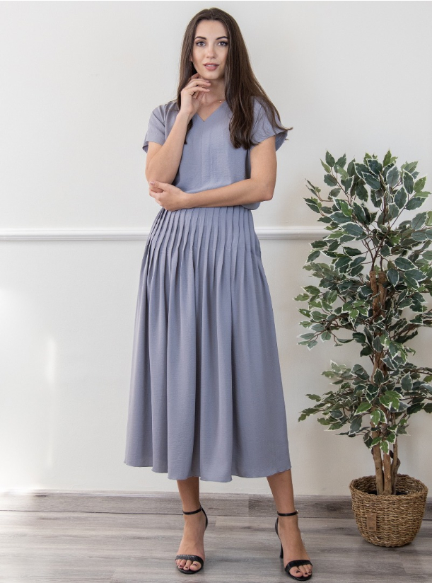 Light grey Set Light grey abaya set featuring pintucked details that