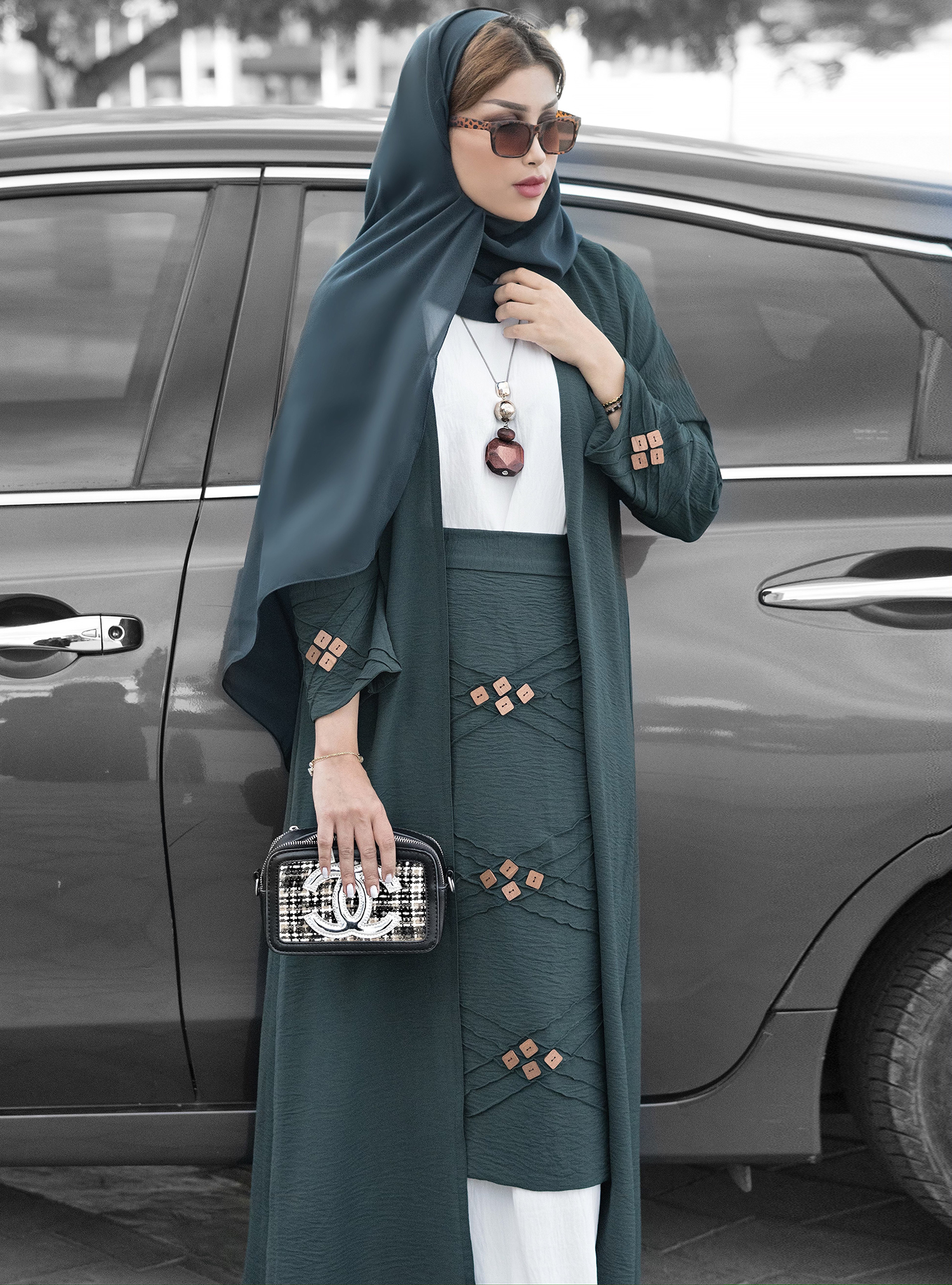 Skirt abaya Forest green abaya and skirt, with wooden buttons. Comes