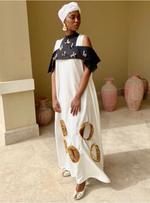 Jalabiya Jalabiya in off-white color with a piece on the neck and on ...