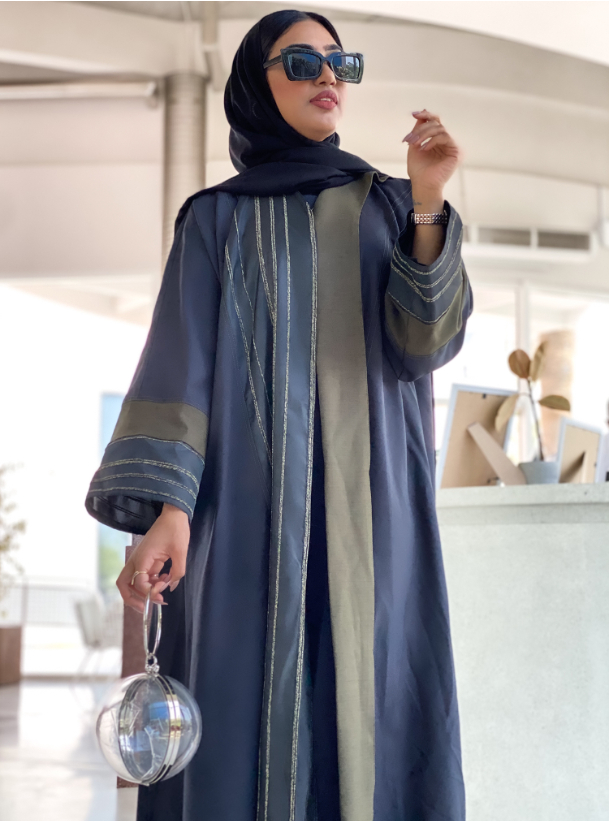 Two-toned Abaya Two-toned abaya with metallic trimmings. Comes with an ...