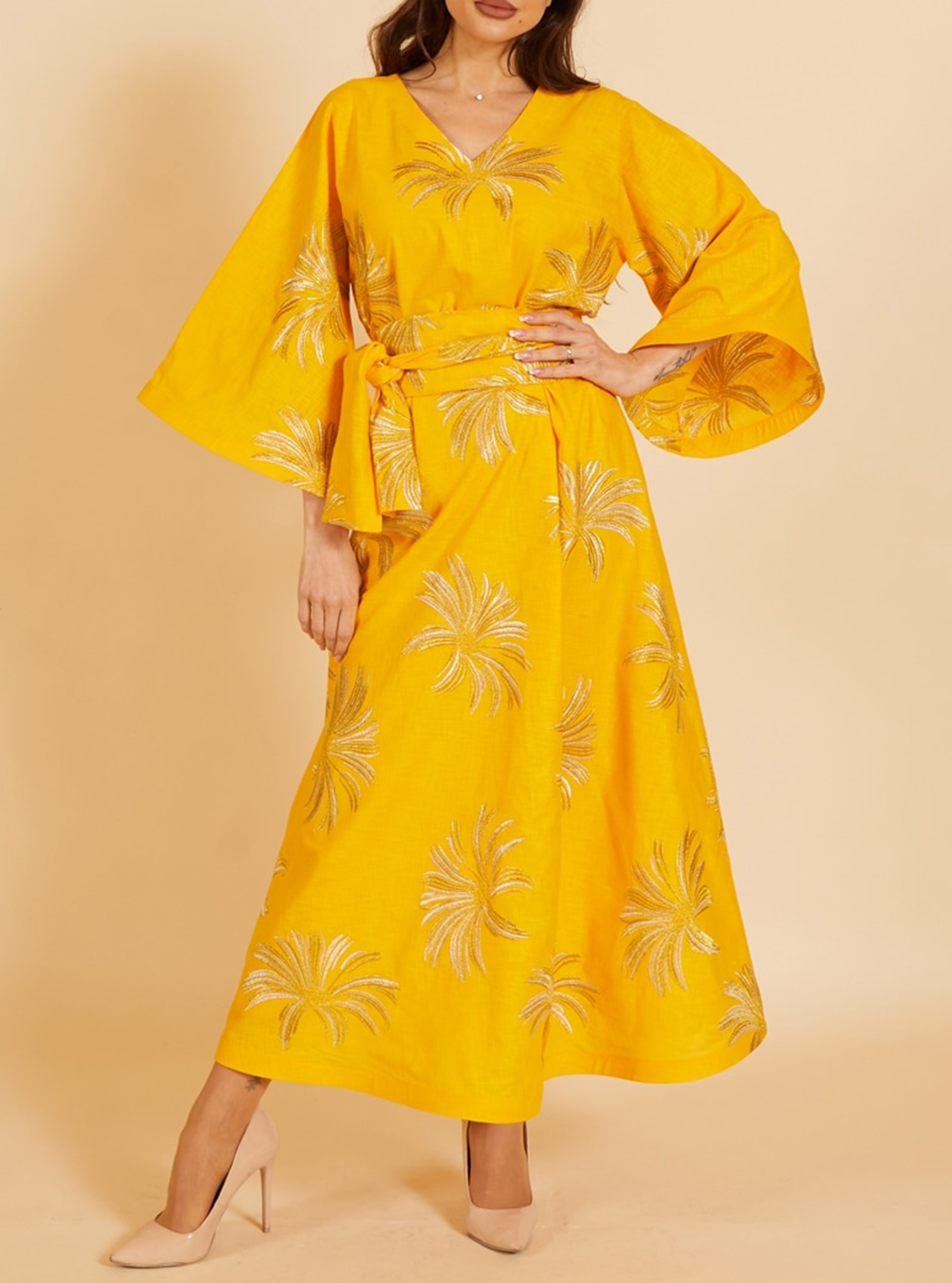 Linen Kaftan An elegant linen kaftan, featuring a beautiful and