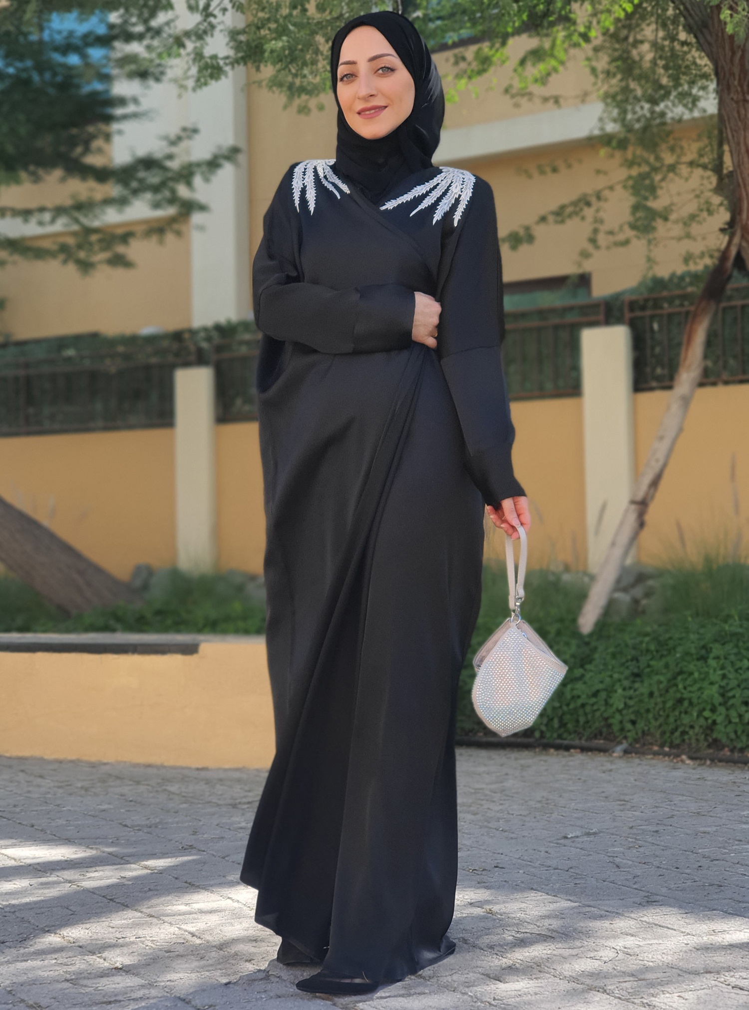 Y009 Abaya An Elegant Black Abaya with a beautiful Lace on the ...