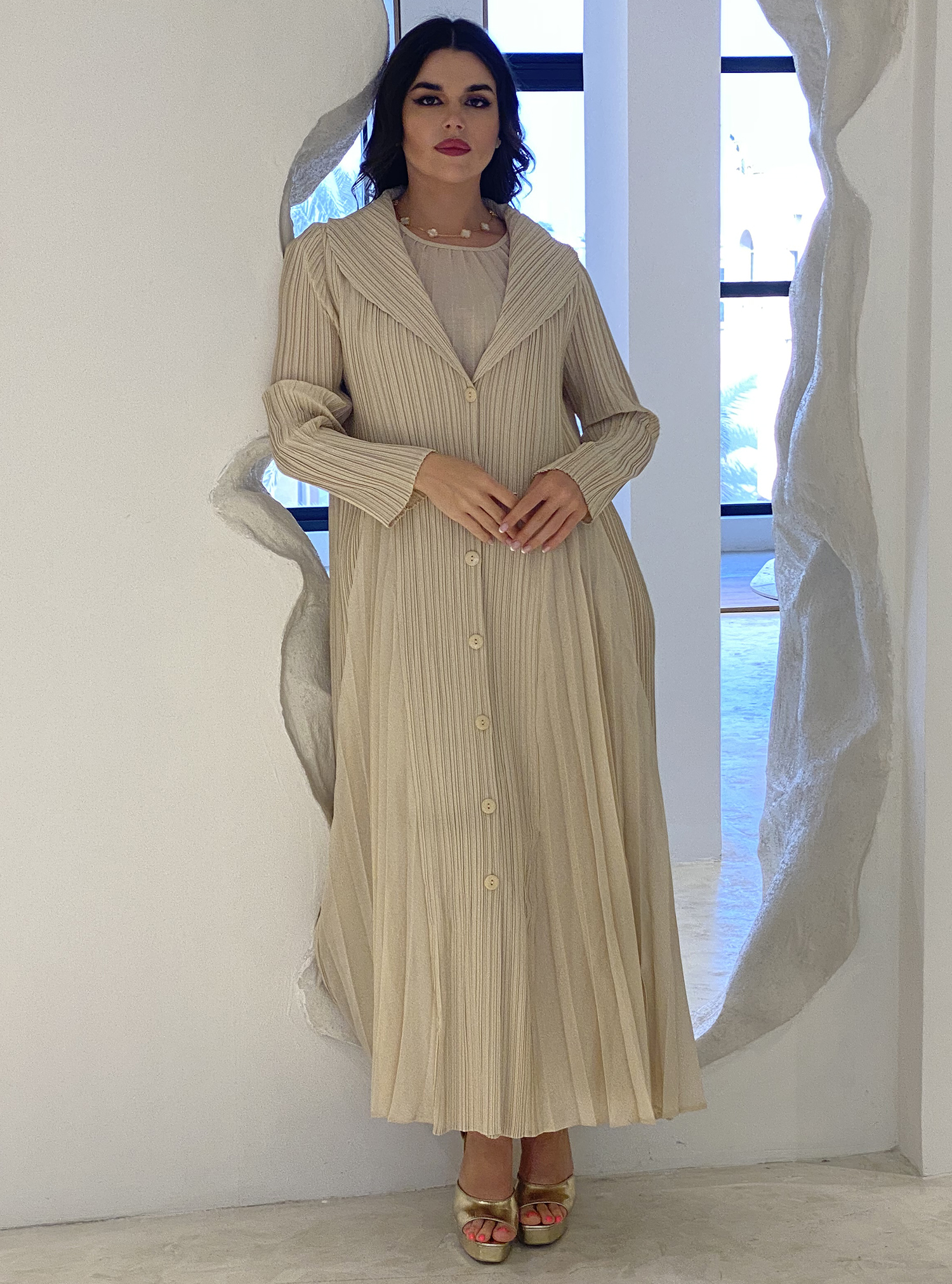 TT65 A practical and elegant abaya made of a textured and pleated ...