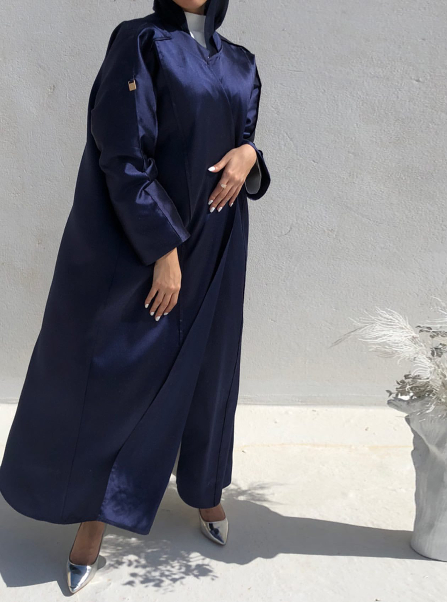 Navy blue abaya Navy blue abaya with inverted collar. Abayas from Desar at Boksha